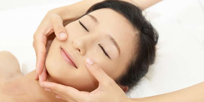 Massage thoe chuyển động tròn vùng mũi và quanh miệng