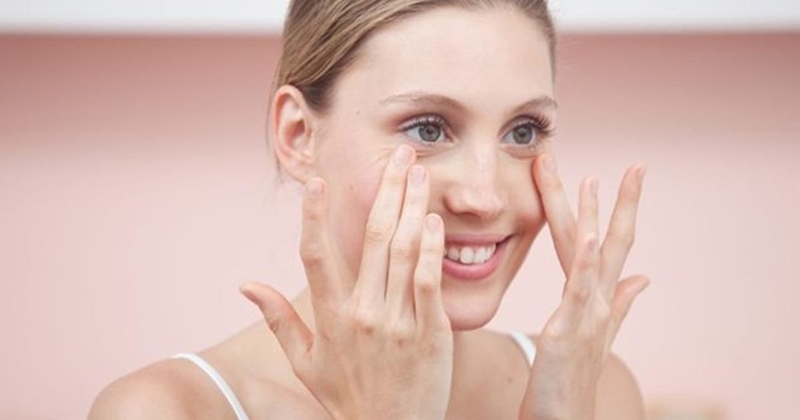 Massage mắt cũng giúp làm căng cơ vùng mặt