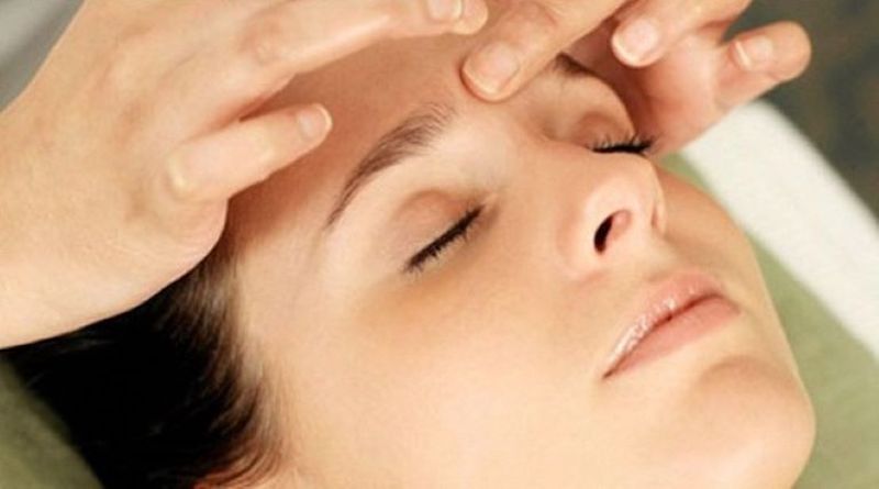 Bấm huyệt vùng mắt