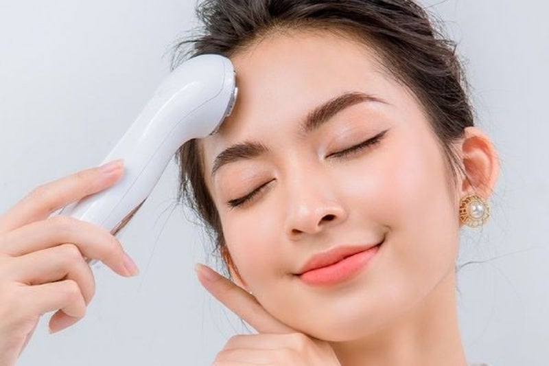 Sử dụng máy massage mặt để làm thon gọn và trẻ hóa