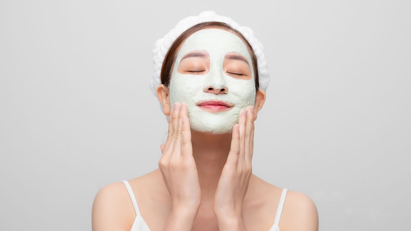 Đắp mặt nạ trẻ hóa da