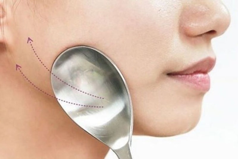 Sử dụng thìa inox để kéo căng cơ và làm giảm nếp nhăn
