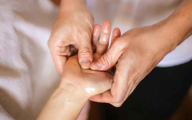 Massage lòng bàn tay giúp thư giãn tinh thần