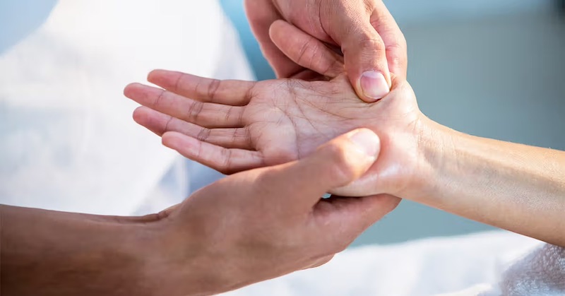 Điều tiết lực đạo hợp lý khi thực hiện mát xa tay