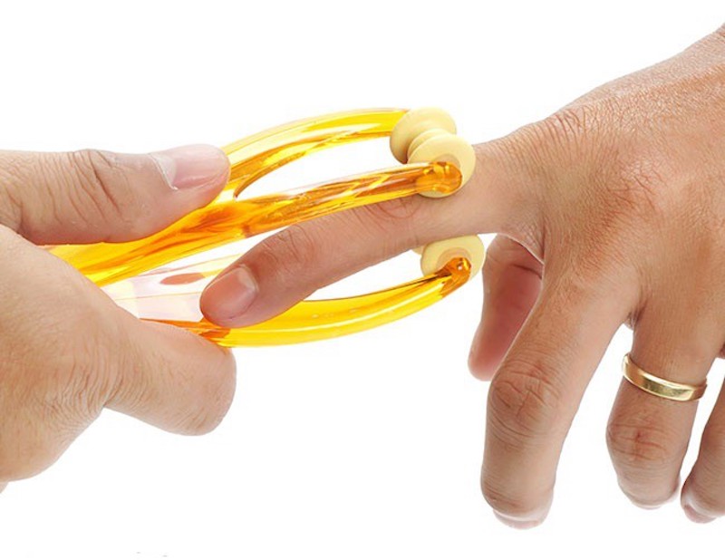 Sử dụng các dụng cụ hỗ trợ matxa bàn tay và ngón tay