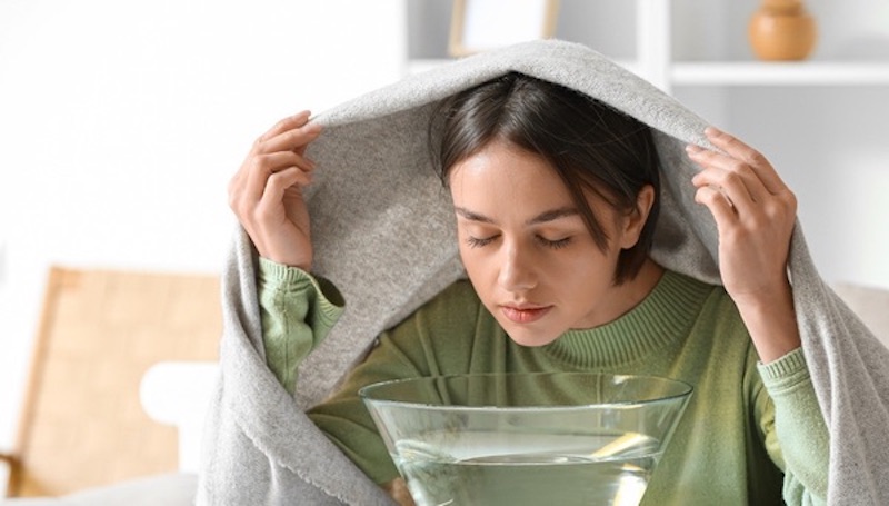 Xông mặt bằng vitamin E vừa làm giãn nở lỗ chân lông vừa giúp dưỡng chất thấm sâu vào da