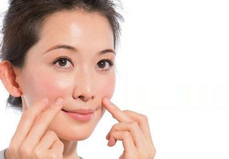 Massage khóe miệng giúp xóa mờ nếp nhăn