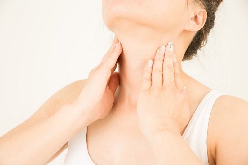 Nên matxa cổ theo chiều từ dưới lên trên