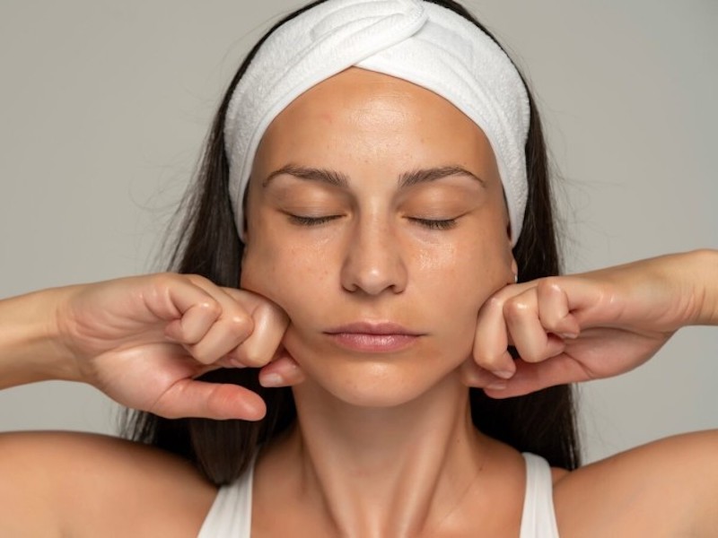 Massage cằm làm thon gọn mặt