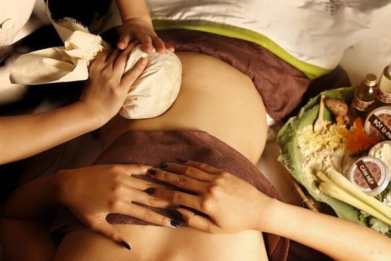 Xoa bụng với muối nóng