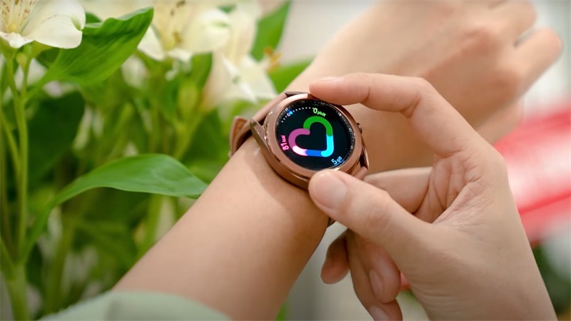 Đồng hồ thông minh đo nhịp tim và quãng đường