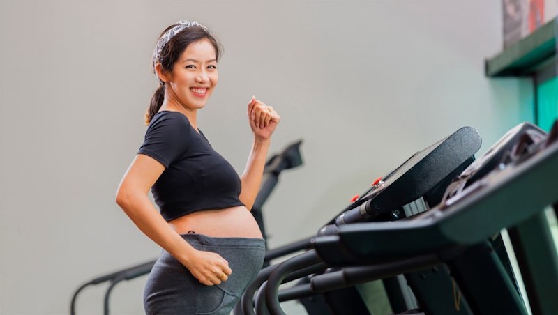 Ở những tháng cuối nên đi bộ với máy đi bộ để phòng nguy cơ chấn thương