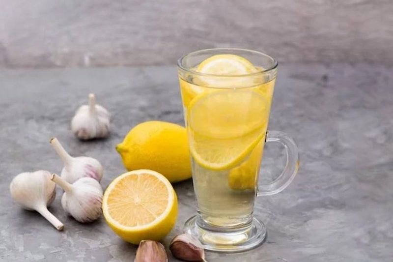 Có thể pha tỏi với nước chanh để uống