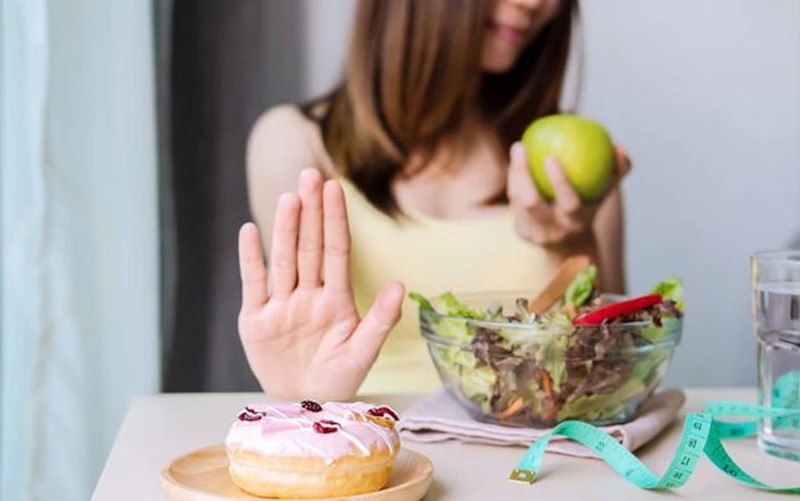 Hạn chế ăn vặt để khống chế lượng calo nạp vào