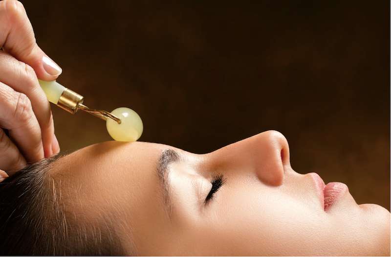 Lăn đá massage giảm nhăn vùng trán