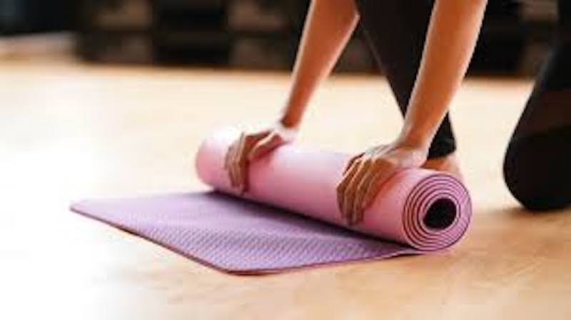 Chuẩn bị 1 tấm thảm mềm để tiện cho việc tập luyện