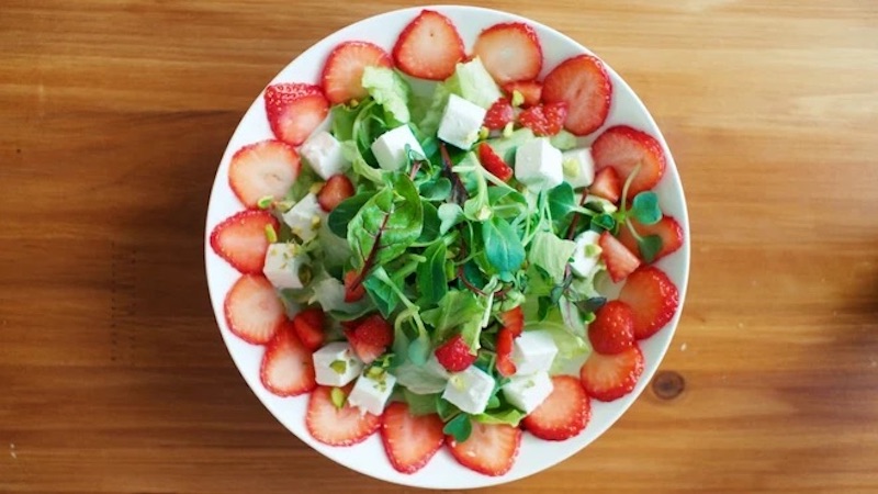 Salad dâu vừa ngon vừa ít calo
