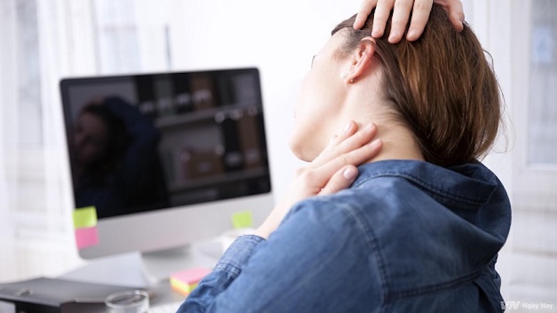 Ngồi làm việc sai tư thế dễ dẫn đến đau vai gáy