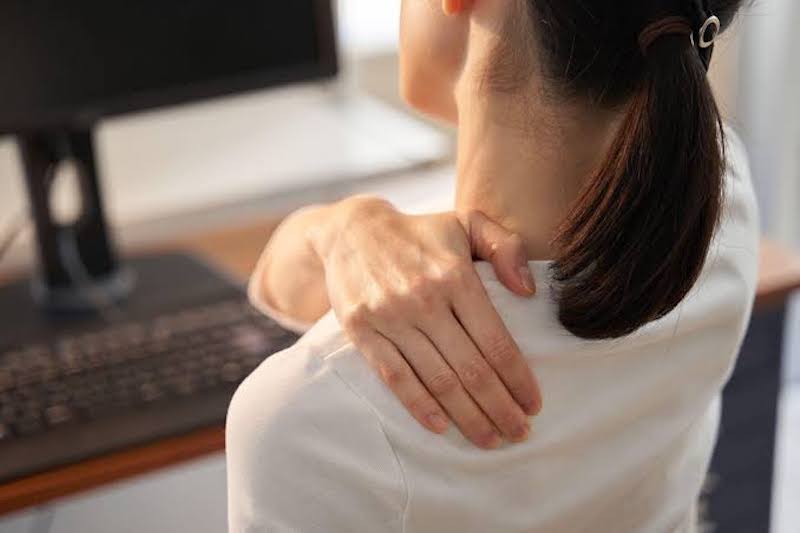 Đau nhức vai gáy bên trái