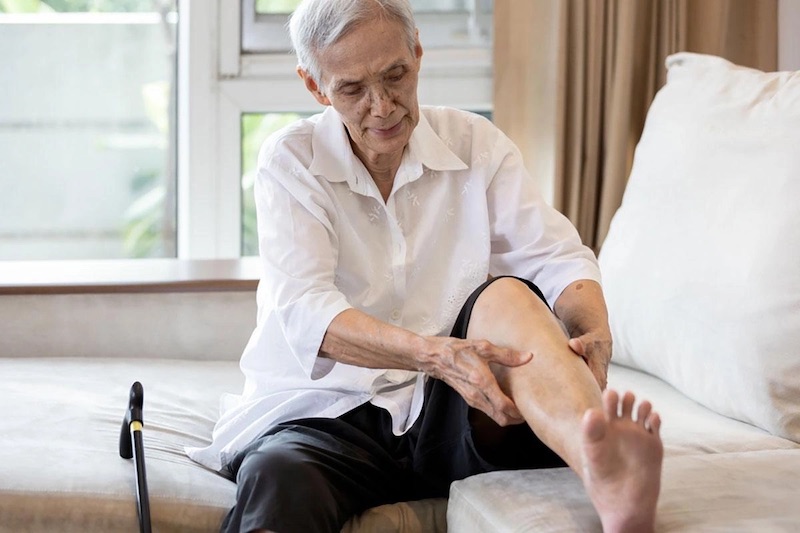 Người cao tuổi thường xuyên bị đau nhức xương khớp