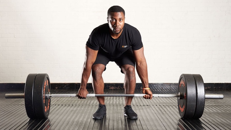 Tập deadlift tác động vào nhiều nhóm cơ như đùi, lưng, mông