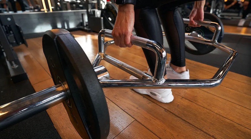 Sử dụng thanh đòn trap bar cho bài tập trap-bar deadlift