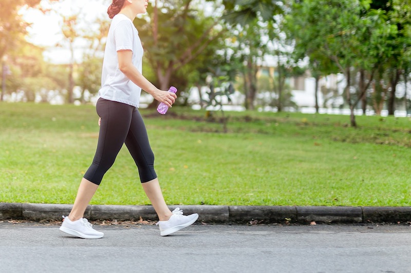Đi bộ 1 tiếng với vận tốc 5km/h tiêu hao khoảng 298 calo
