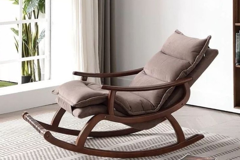 Ghế bập bênh giúp người cao tuổi có thể thoải mái thư giãn khi nằm xem tivi, đọc sách