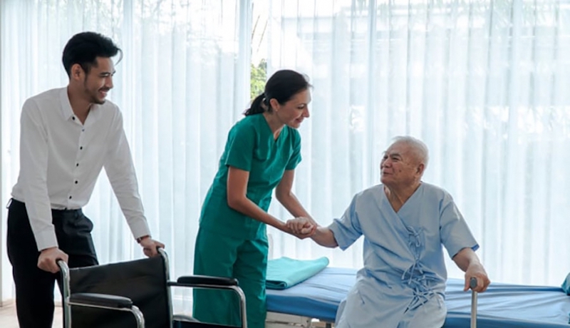 Ghế cho người tai biến giúp quá trình di chuyển và giao tiếp của người bệnh trở nên thuận lợi hơn