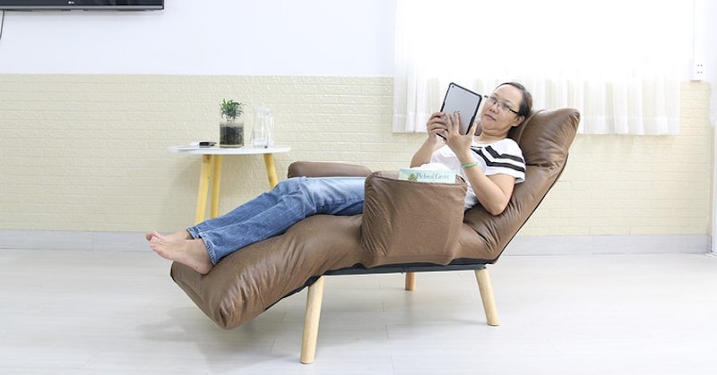 Người cao tuổi có thể vừa nằm vừa xem ipad