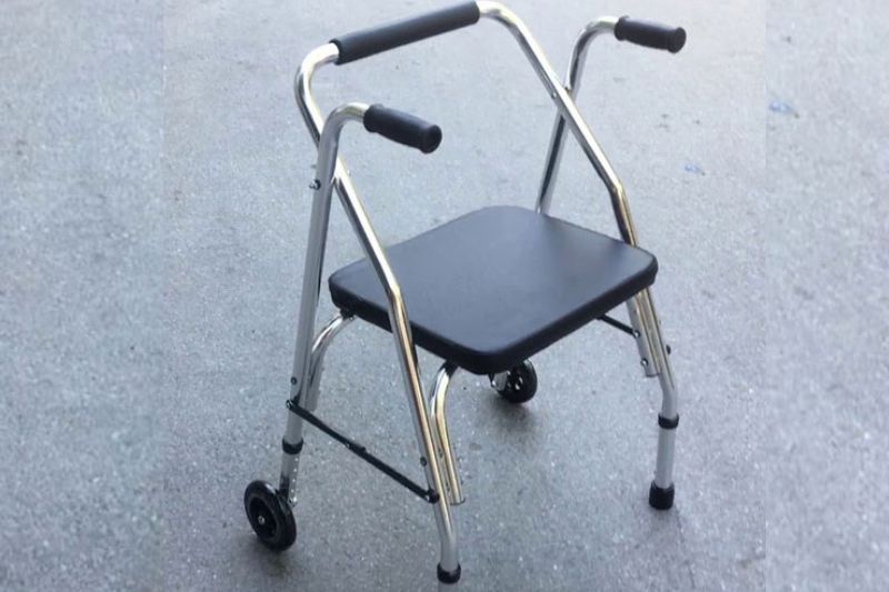 Khung tập đi có ghế ngồi