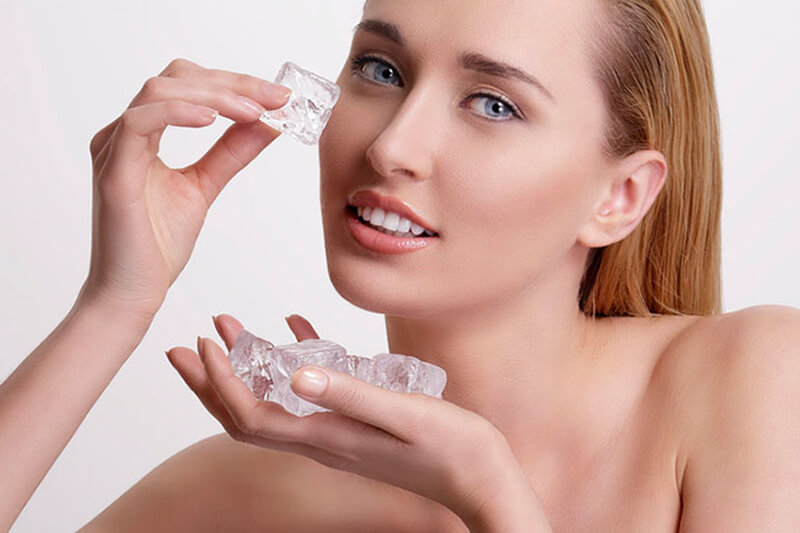 Massage mặt với đá lạnh giúp làm thon gọn gương mặt