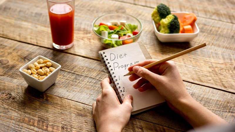 Điều chỉnh khẩu phần ăn là cách tốt nhất giúp giảm mỡ mặt