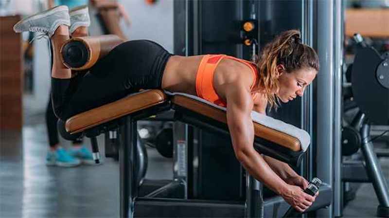 Lying Leg Curls tập trên máy tập chuyên dụng