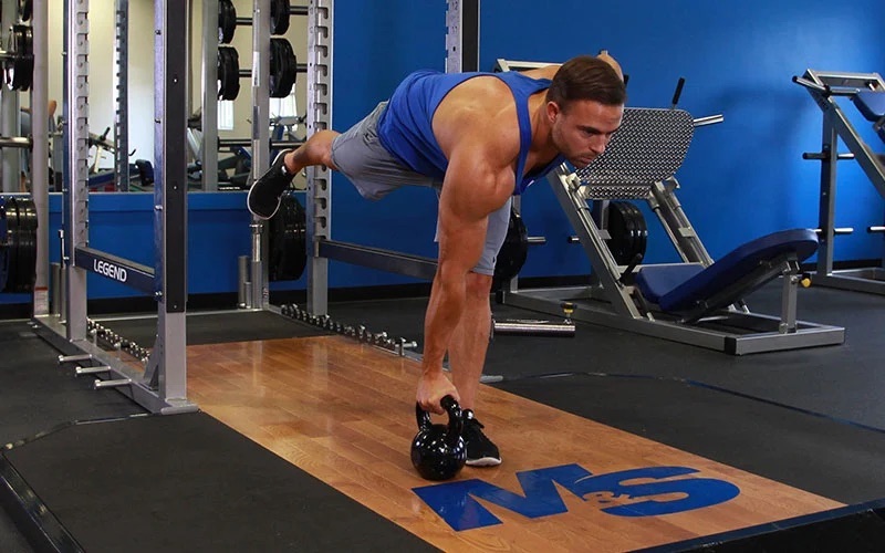 Kettlebell One Legged Deadlift tăng khả năng giữ thăng bằng