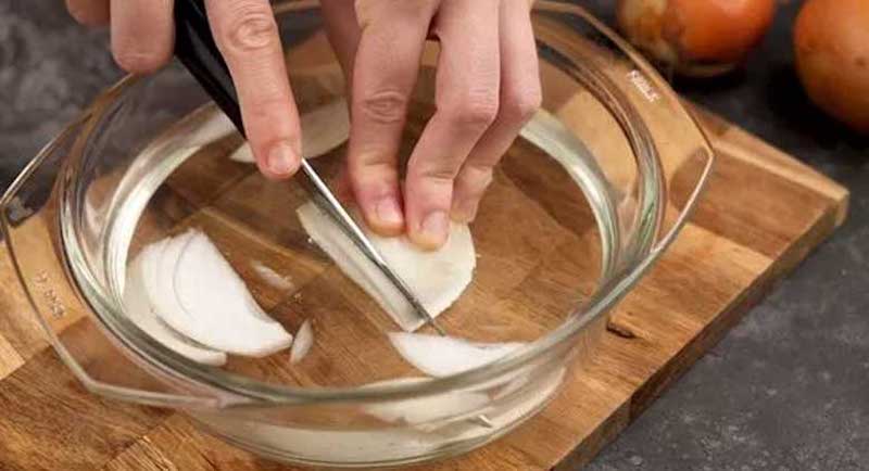 Thái hành tây gần nước sẽ giảm nguy cơ bị cay mắt