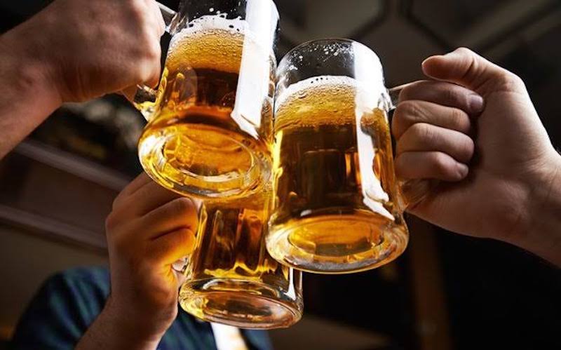 Hạt óc chó kỵ với bia rượu