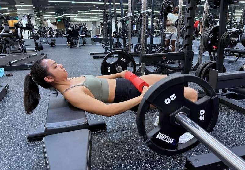 Hip thrust với tạ đòn