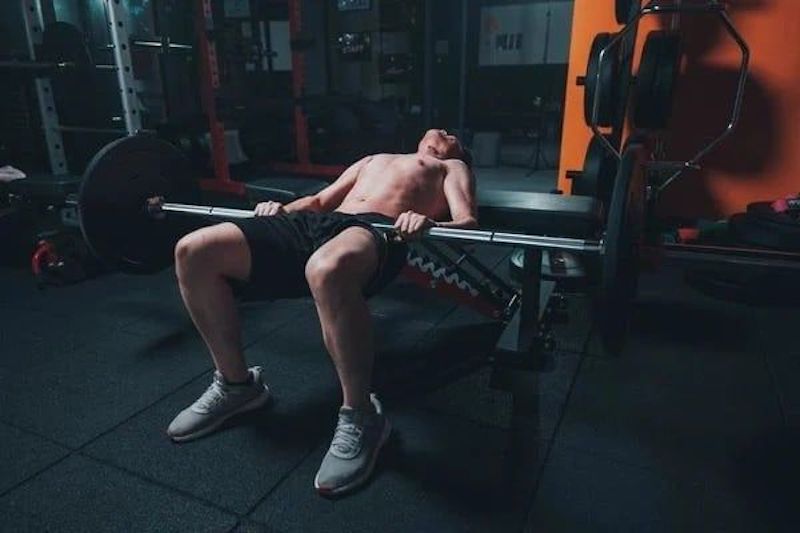 Tập hip thrust với ghế tập
