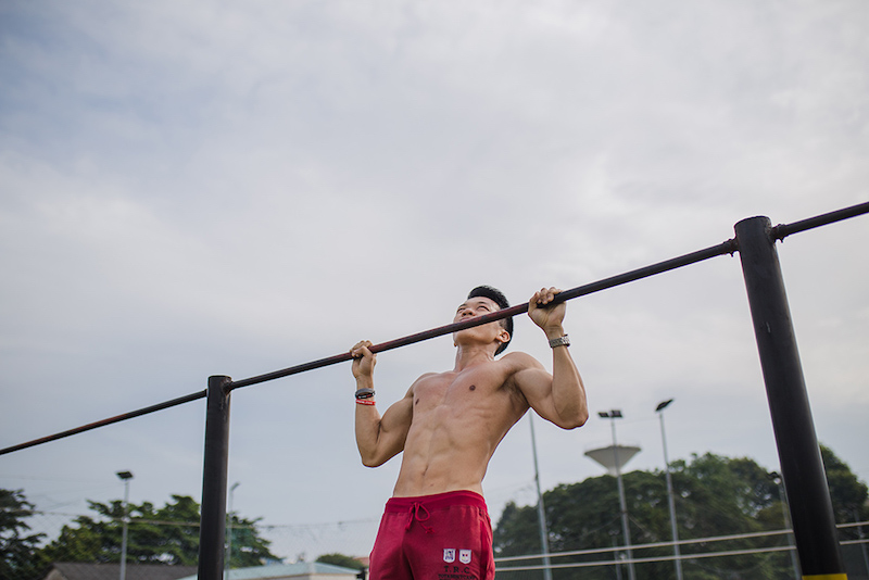 Nắm chặt thanh xà để đẩy thân người lên