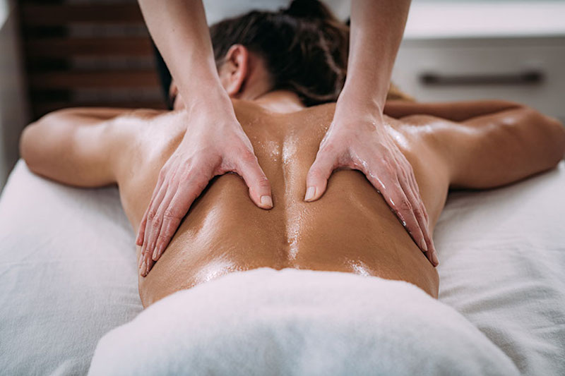 Nên tham vấn ý kiến bác sĩ trước khi tiến hành massage, bấm huyệt cho người bệnh tim