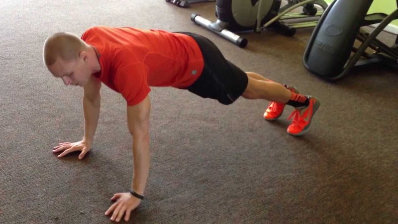 Push Up Jack có độ khó cao hơn nhờ bổ sung thêm động tác chống đẩy
