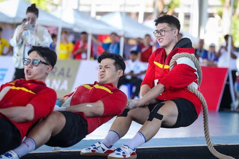 Chọn một người đủ khỏe và có sức ghì tốt để cắm chốt cuối dây