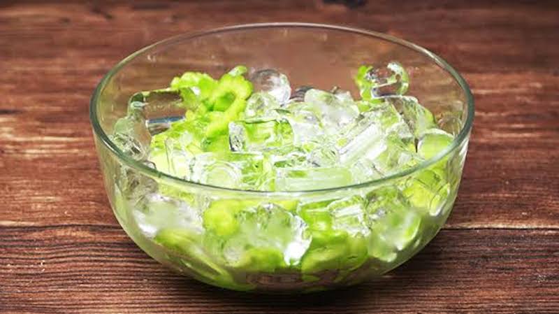 Ngâm đá giúp khổ qua bớt đắng hơn