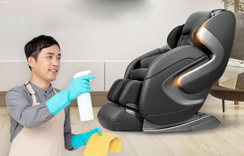 Nên đeo găng tay và đồ bảo hộ khi vệ sinh ghế massage