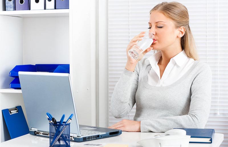 Bổ sung nước giữa giờ để cấp ẩm cho da
