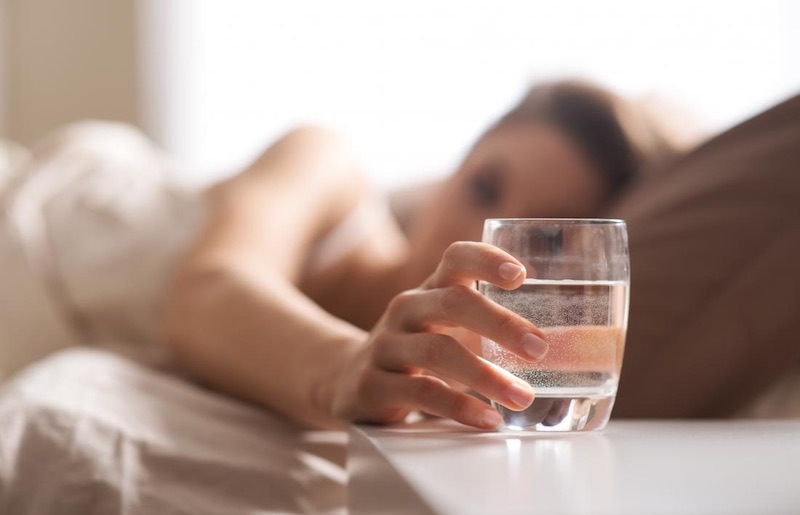 Uống nước ngay khi vừa ngủ dậy để thúc đẩy đào thải độc tố