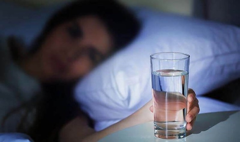Không nên uống nước ngay trước giờ ngủ vì có thể làm ảnh hưởng đến chất lượng giấc ngủ