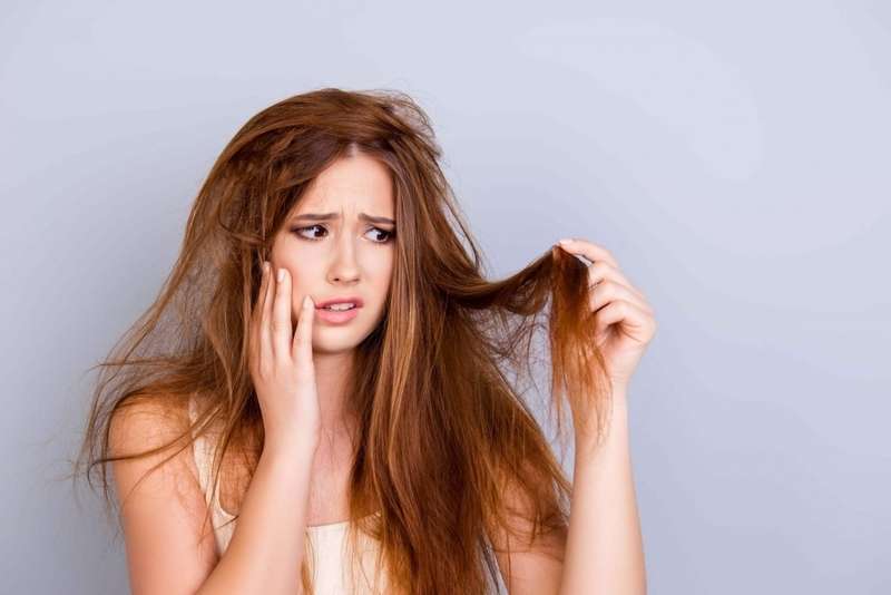 Tiếp xúc với nước hồ bơi nhiều có thể gây khô tóc