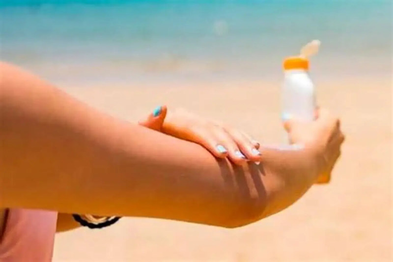 Bôi kem chống nắng trước khi bơi để hạn chế bị đen da